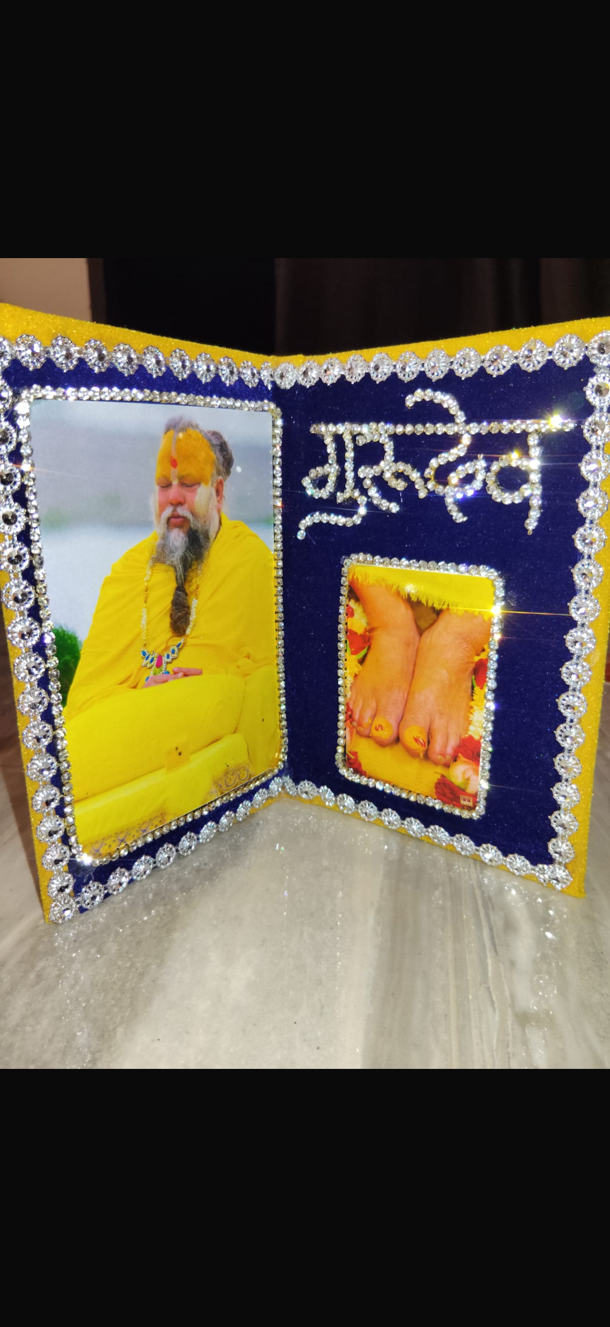 गुरुदेव और चरण पादुका फोटो फ्रेम - सुंदर सजावटी फ्रेम